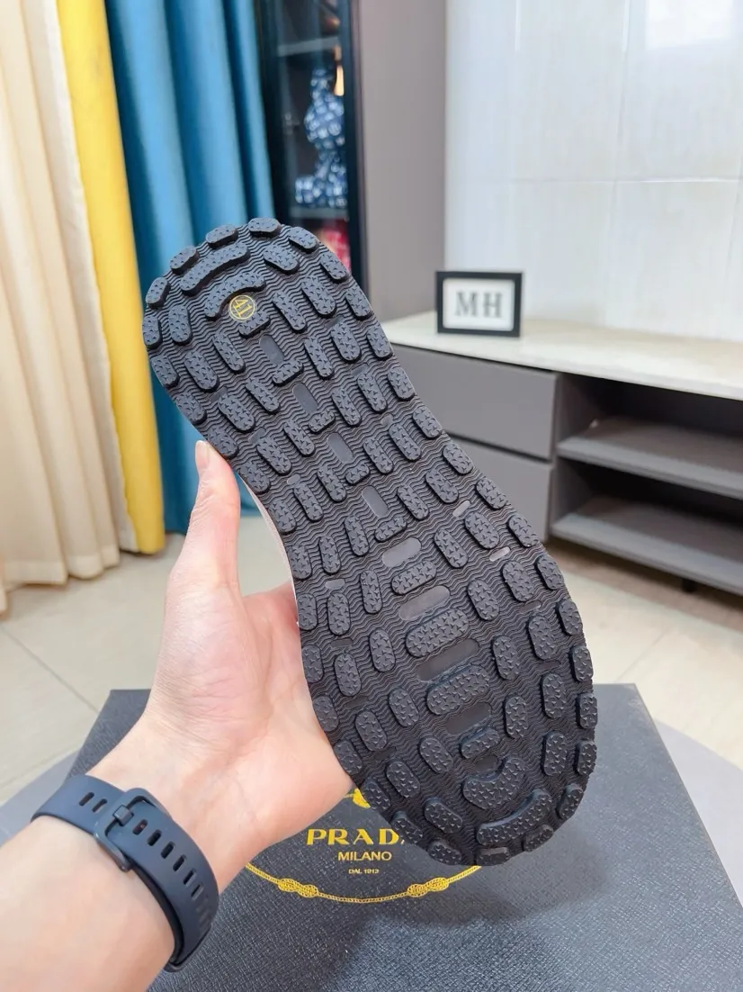Men's shoes 💰420🌹🌹High-quality new Prada counters are launched simultaneously. The new men's shoes and 😘fabrics are selected from imported mesh and glue-spraying technology. Imported cowhide lining. 👍🏿High-end☄️Open-molded non-slip rubber outsole, exquisite lines, simple and elegant, comfortable and high-end for leisure travel. Code number: 38 to 44